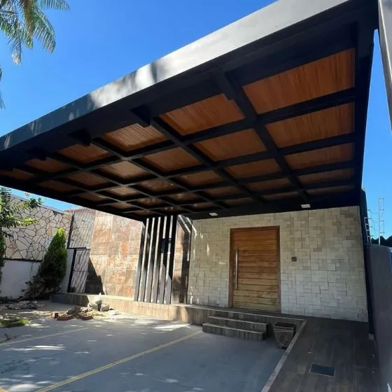 Cobertura de Telha Forro Amadeirado em Cabreúva SP — Instalação em estacionamento