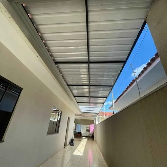 Cobertura de Telha Sanduíche em Cabreúva SP — Instalação em garagem residencial