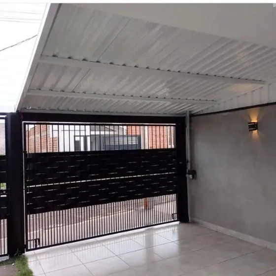 Cobertura de Telha Sanduíche em Cabreúva SP — Cobertura em quintal residencial coberto
