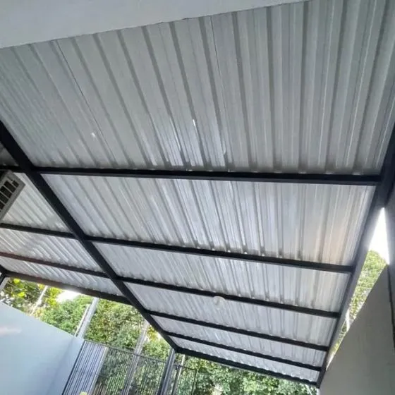 Cobertura de Telha Sanduíche em Cabreúva SP — Cobertura em pátio de comércio com mesas externas
