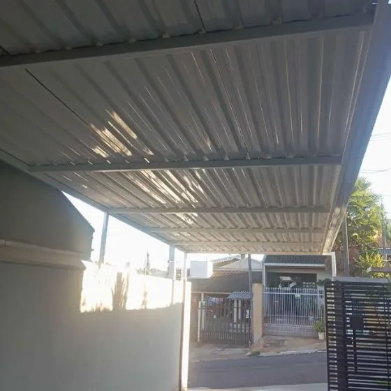 Cobertura de Telha Sanduíche em Cabreúva SP — Instalação em fachada comercial