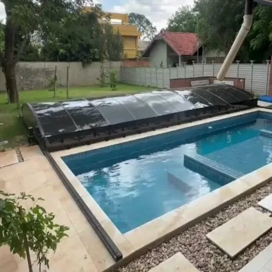 Cobertura Retrátil para Piscina em Cabreúva SP — Instalação em área gourmet com churrasqueira