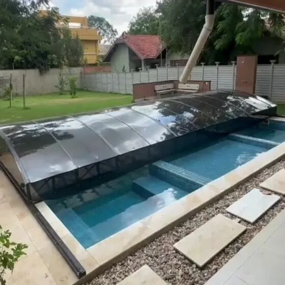 Cobertura Retrátil para Piscina em Cabreúva SP — Cobertura em quintal residencial coberto
