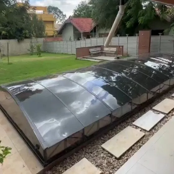 Cobertura Retrátil para Piscina em Cabreúva SP — Cobertura em pátio de comércio com mesas externas