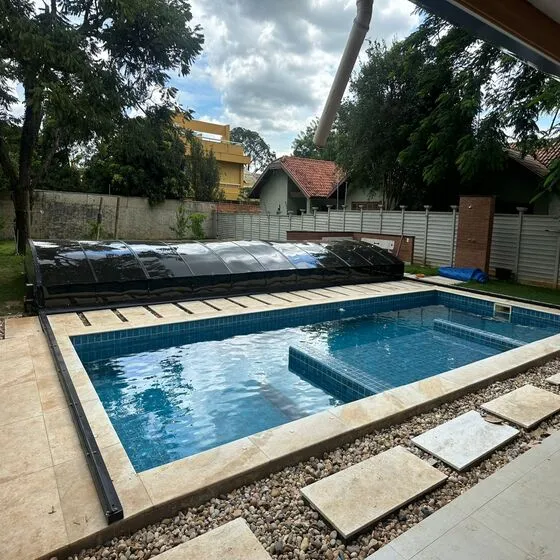 Cobertura Retrátil para Piscina em Cabreúva SP — Instalação em fachada comercial