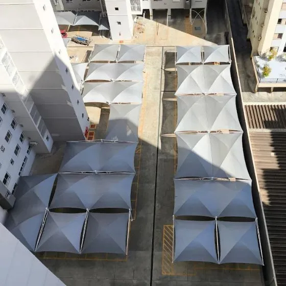 Sombreadores para Veículos em Cabreúva SP — Cobertura em pátio de comércio com mesas externas