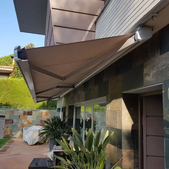 Toldo Articulado em Cabreúva SP — Instalação em garagem residencial