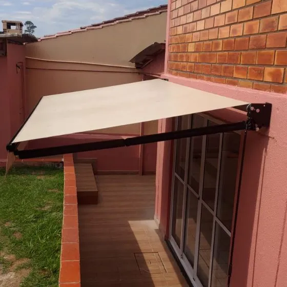Toldo Articulado em Cabreúva SP — Cobertura em pátio de comércio com mesas externas