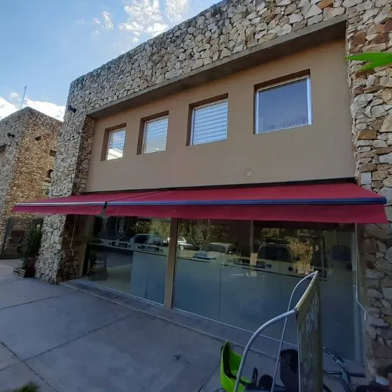 Toldo Articulado em Cabreúva SP — Instalação em fachada comercial