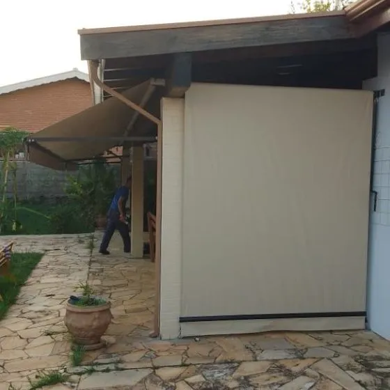 Toldo Cortina Fechamento Vertical em Cabreúva SP — Instalação em área gourmet com churrasqueira