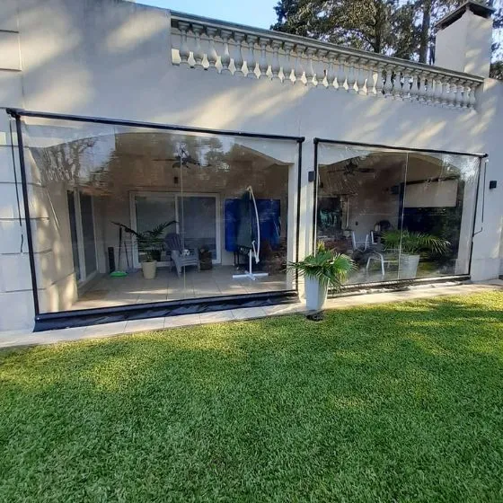 Toldo Cortina Fechamento Vertical em Cabreúva SP — Cobertura em quintal residencial coberto