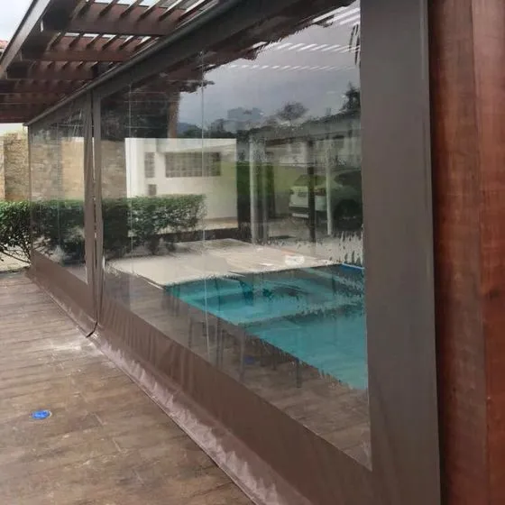 Toldo Cortina Fechamento Vertical em Cabreúva SP — Cobertura em pátio de comércio com mesas externas