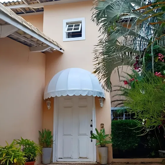 Toldo Fixo de Lona PVC em Cabreúva SP — Cobertura em pátio de comércio com mesas externas