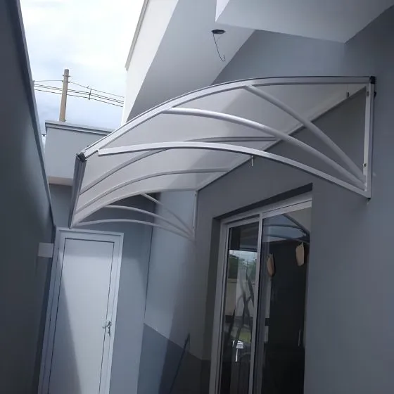 Toldo Policarbonato Alveolar em Cabreúva SP — Cobertura em pátio de comércio com mesas externas