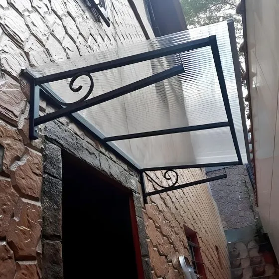 Toldo Policarbonato Alveolar em Cabreúva SP — Cobertura em passagem coberta entre ambientes