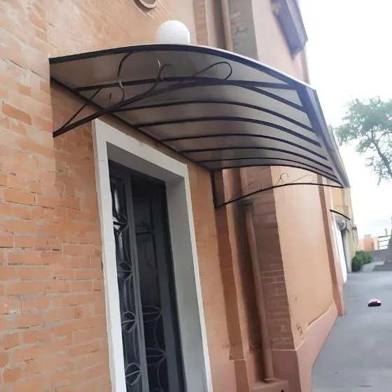 Toldo Policarbonato Alveolar em Cabreúva SP — Instalação em fachada comercial